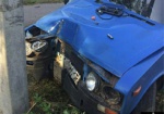 В Харькове автомобиль врезался в столб, водитель в «неотложке»