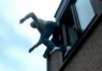 На ХТЗ нетрезвый мужчина выпрыгнул из окна многоэтажки