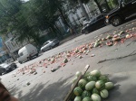 В центре Харькова перевернулся грузовик с арбузами