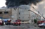В районе Залютино - крупный пожар: горит производственное здание