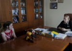 Харьковчанку, бросившую троих детей на знакомых, могут лишить материнских прав