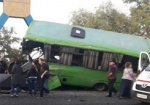 В Изюме автобус с пассажирами влетел в опору моста: более 20 пострадавших