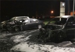 На стоянке харьковского автосалона подожгли четыре BMW