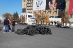 На площади Свободы выгрузили шины и бревна