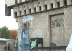 Герои сказок, символы Дании и абстракция. Харьковский оперный театр начали украшать граффити