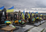 Память погибших бойцов АТО почтили на Аллее Славы на 18-м кладбище