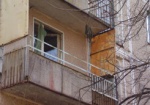 На Алексеевке студент выпал с балкона многоэтажки и разбился насмерть