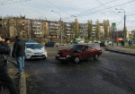 В Харькове столкнулись «Mercedes» и «ВАЗ», пострадала женщина-водитель