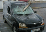 На Баварии задержаны хулиганы, которые разбили лобовое стекло легковушки и подожгли ее