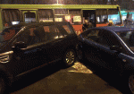 В центре Харькова маршрутка повредила три припаркованные иномарки