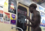 В харьковском метро разгуливал голый темнокожий мужчина