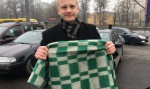 В Киеве участники автопробега привезли клетчатое одеяло к дому Луценко