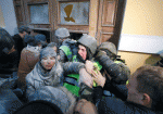 Столкновения под Октябрьским дворцом: пострадали 60 человек
