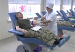 Помощь раненым бойцам. В Харькове сотрудники военкоматов сдают кровь