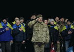 Украина своих не бросает. Президент встретил освобожденных из плена украинцев
