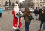 В Харькове состоялся праздничный флешмоб «новогодние обнимашки»