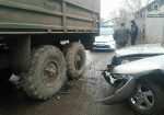 В Харькове иномарка врезалась в грузовик с древесиной